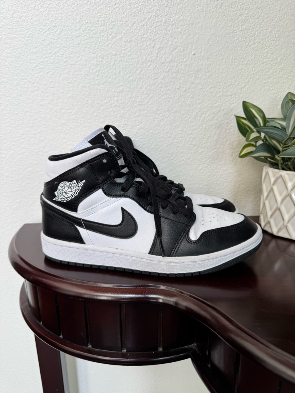 Nike Air Jordan 1 Mid Panda 
Women’s Size 8 🖤🤍